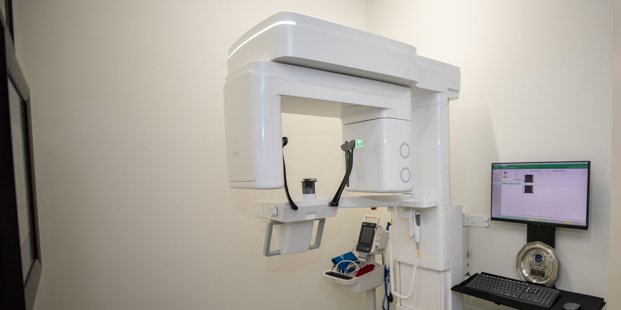 Advanced dental x-ray imaging machine at Speranza Dental Implant Centers